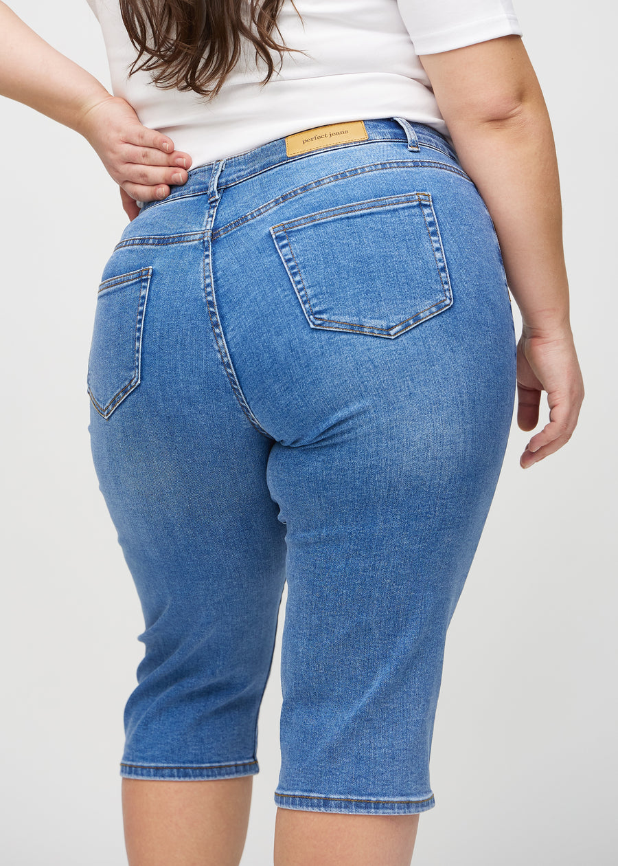Denim regular capris sedda bakifrån i närbild på en plus size-modell för att visa detaljer.