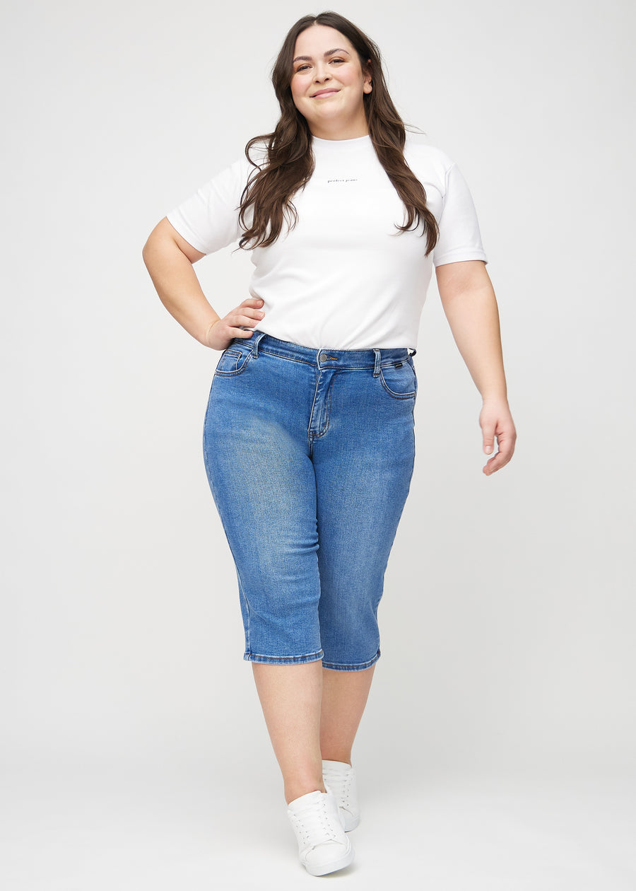 Helbild av en plus size-modell i denim regular capris.