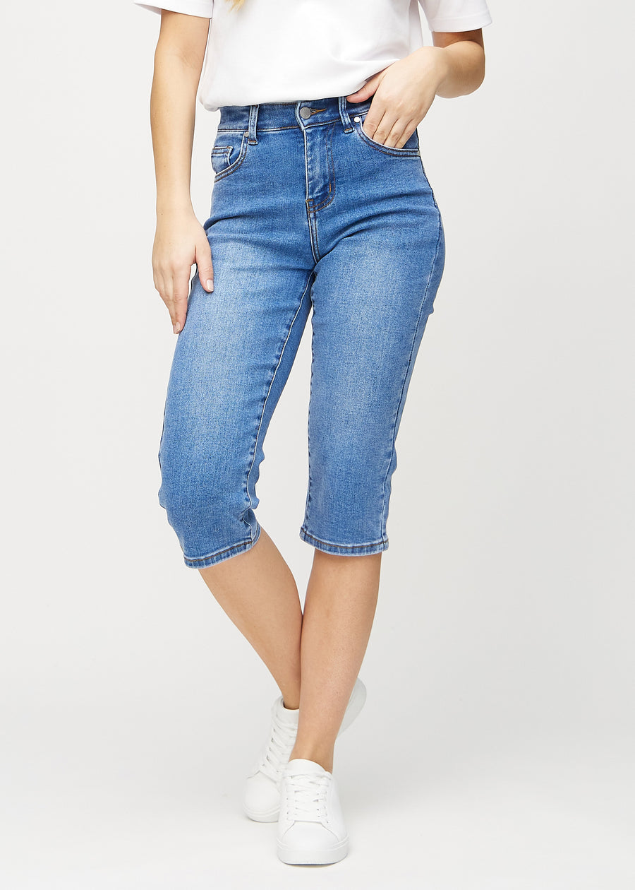 Denim regular capris, modellnamn Rivers, som sitter rakt längs benet och slutar strax under knät, framifrån.