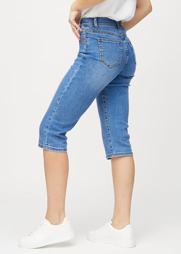 Denim regular capris sedda från sidan på modell.