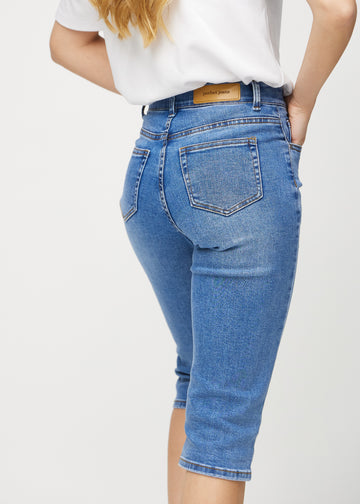 Denim regular capris sedda bakifrån i närbild för att visa detaljer.