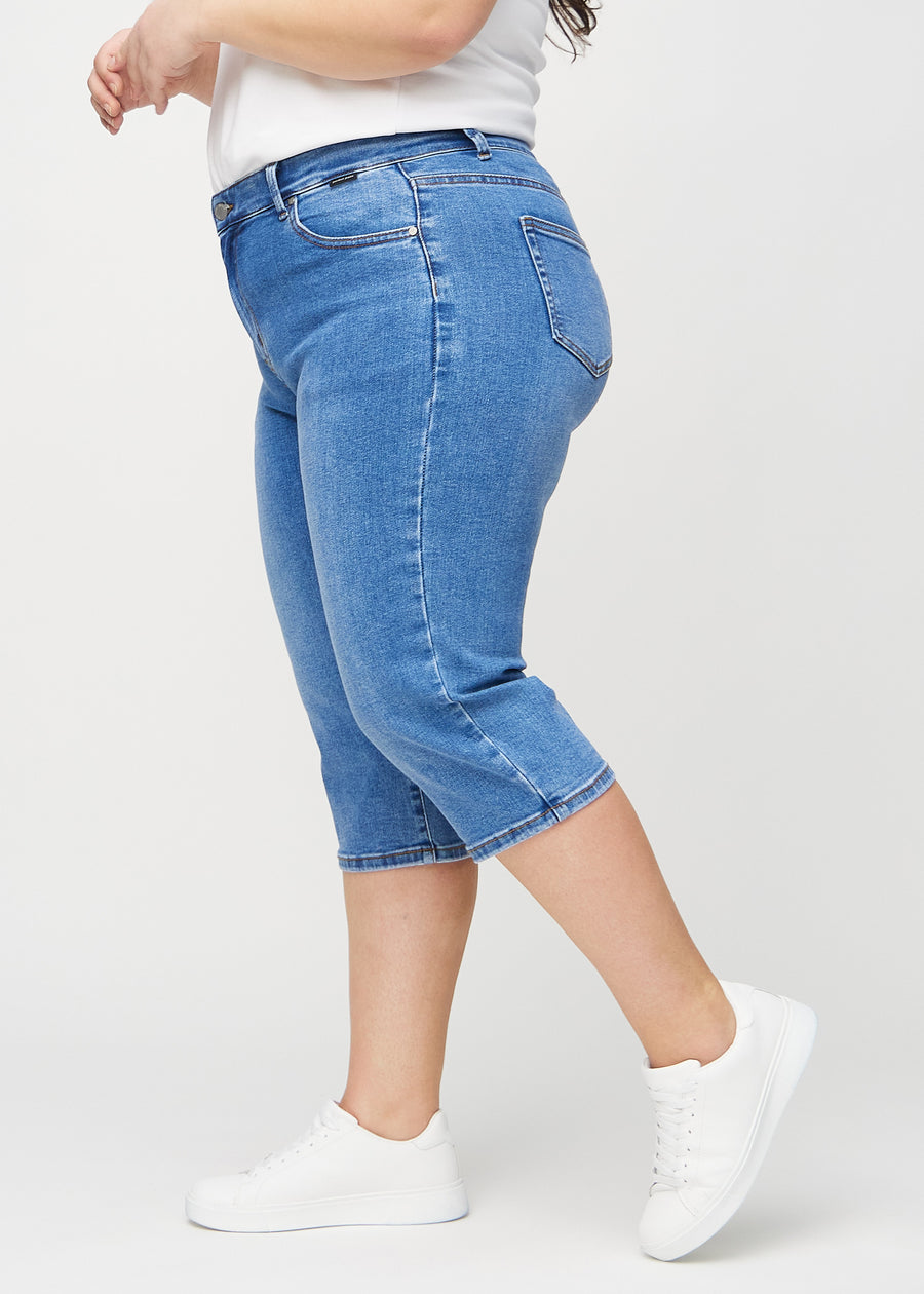 Denim regular capris sedda från sidan på en plus size-modell.
