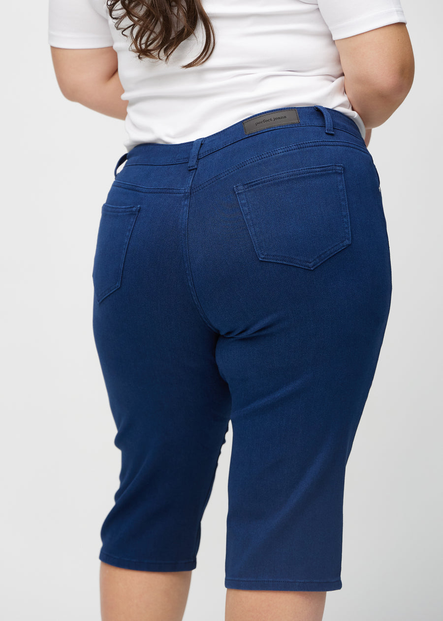 Mörkblå regular capris sedda bakifrån i närbild på en plus size-modell för att visa detaljer.