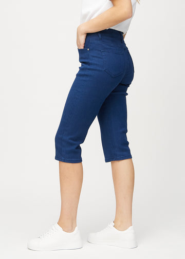 Mörkblå regular capris sedda från sidan på modell.