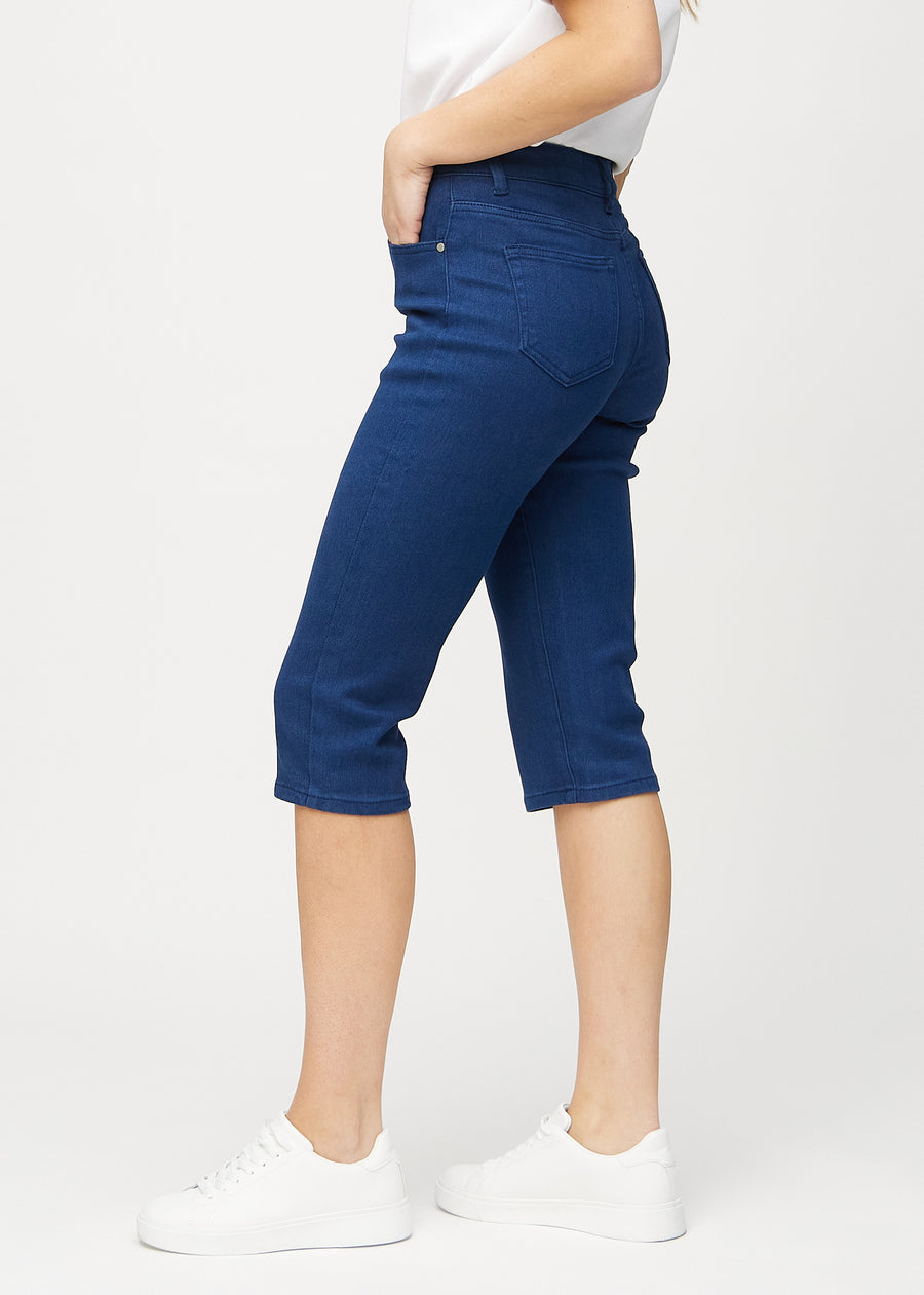 Mörkblå regular capris sedda från sidan på modell.