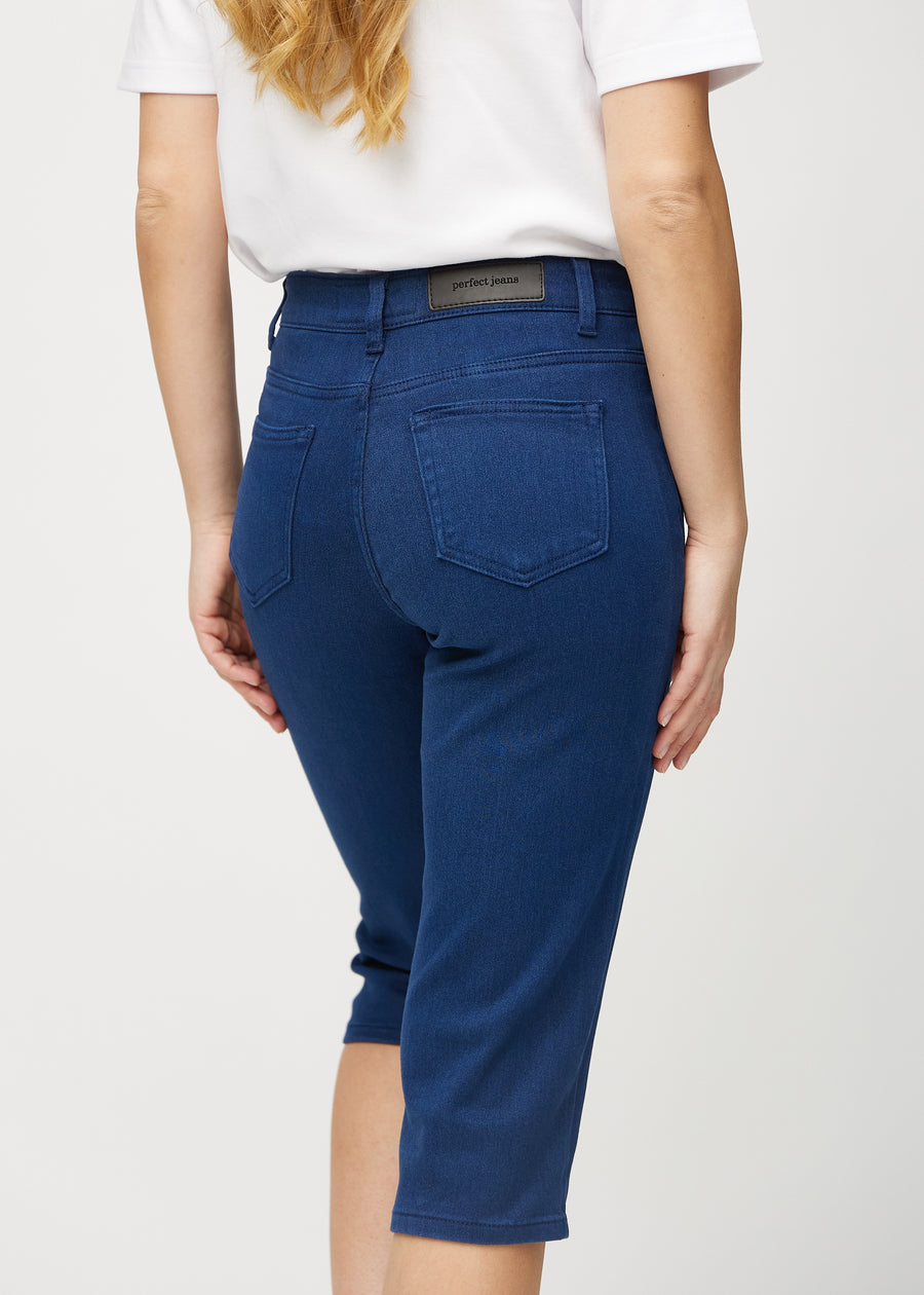 Mörkblå regular capris sedda bakifrån i närbild för att visa detaljer.