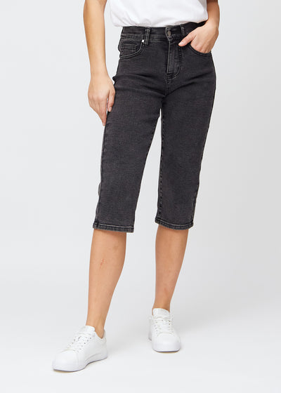 Mörkgrå denim regular capris, modellnamn Shadows, som sitter rakt längs benet och slutar precis under knät, sedd framifrån.