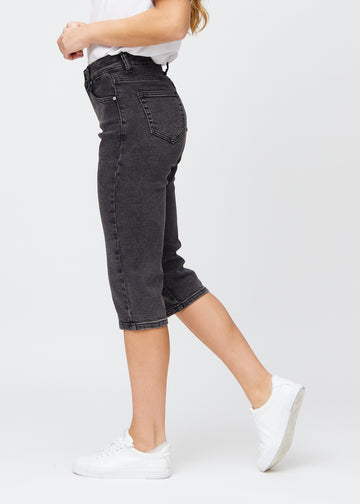 Mörkgrå denim regular capris sedd från sidan på modell.