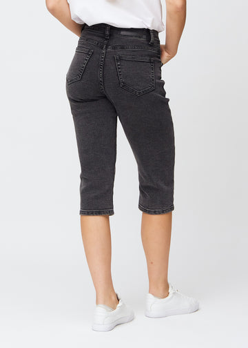 Mörkgrå denim regular capris sedd bakifrån, så att man kan se hela produkten.