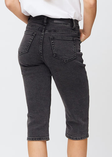 Mörkgrå denim regular capris sedd bakifrån i närbild för att visa detaljer.