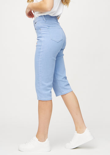 Ljusblå regular capris sedda från sidan på modell.