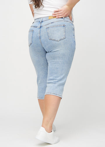 Ljus denim regular capris sedd bakifrån på en plus-size-modell, så att man kan se hela produkten.