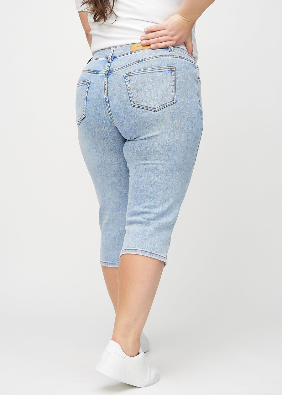 Ljus denim regular capris sedd bakifrån på en plus-size-modell, så att man kan se hela produkten.