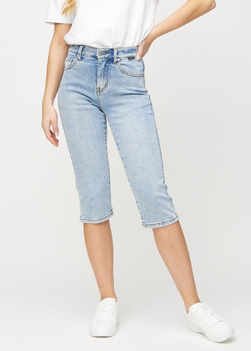 Ljus denim regular capris, modellnamn Waves, som sitter rakt längs benet och slutar precis under knät, sedd framifrån.