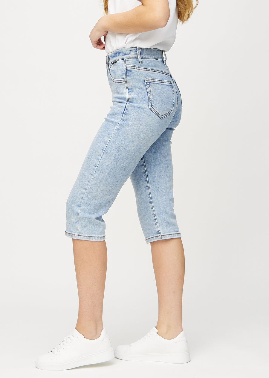 Ljus denim regular capris sedd från sidan på modell.