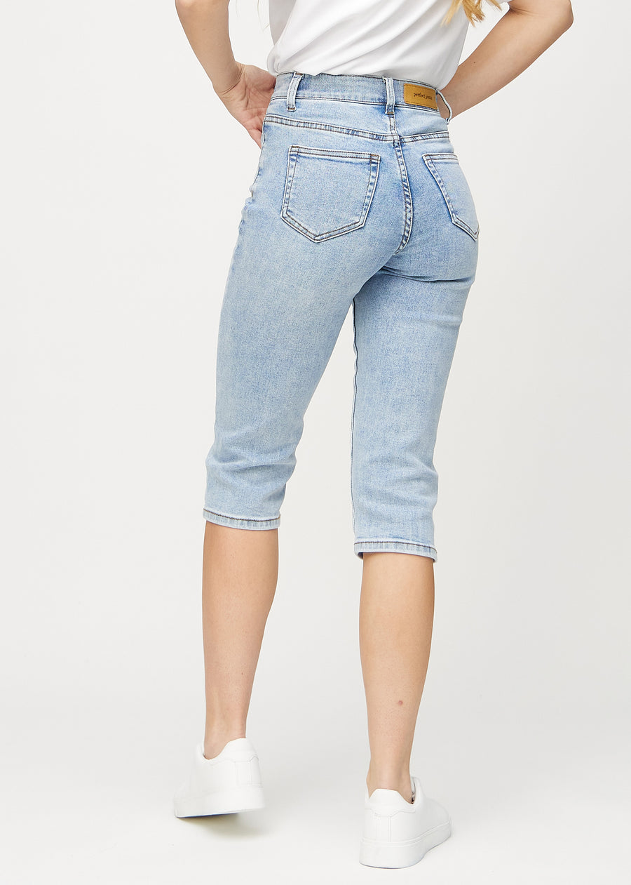 Ljus denim regular capris sedd bakifrån, så att man kan se hela produkten.