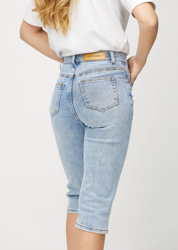Ljus denim regular capris sedd bakifrån på nära håll för att visa detaljer.