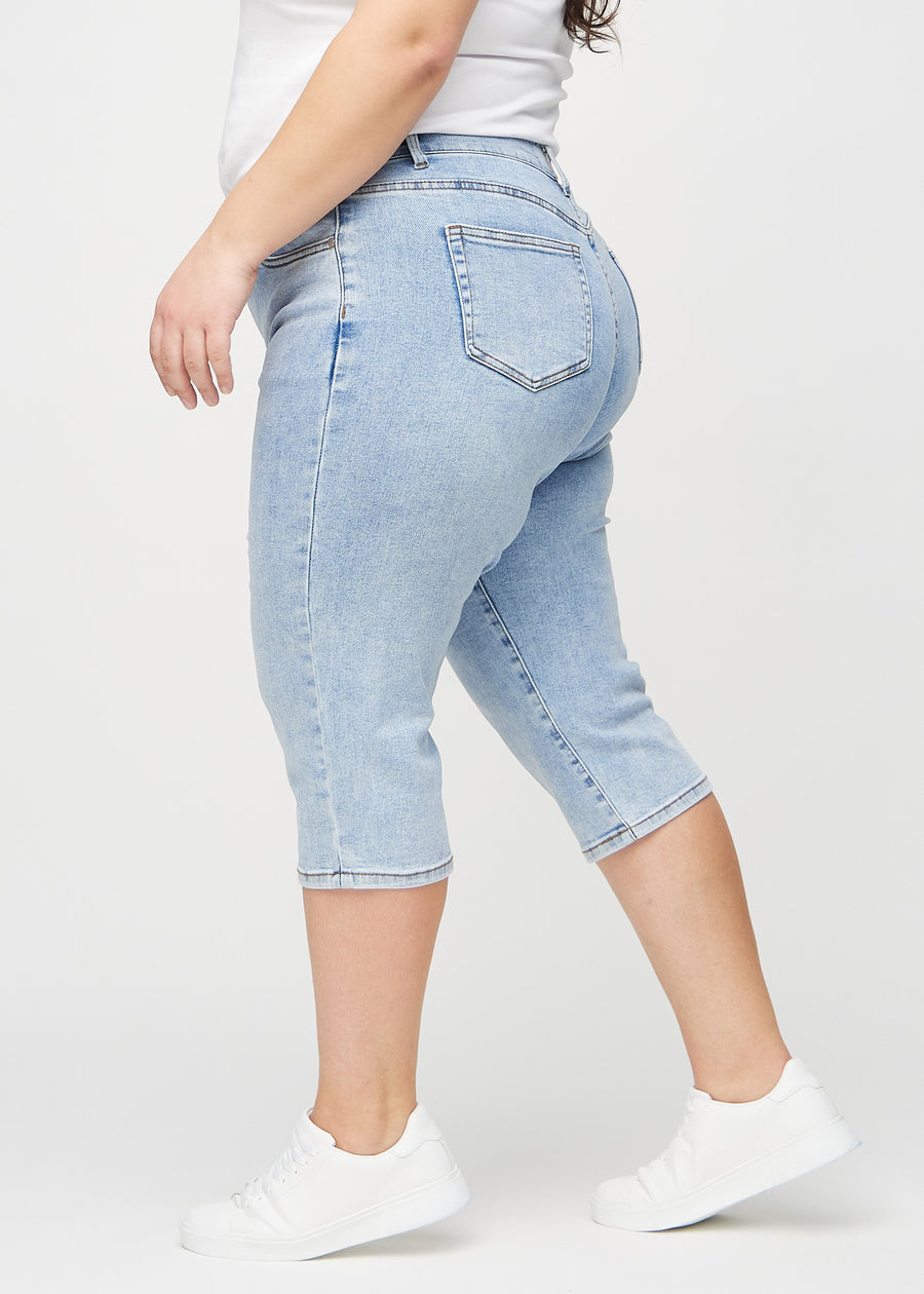 Ljus denim regular capris sedd från sidan på en plus-size-modell.