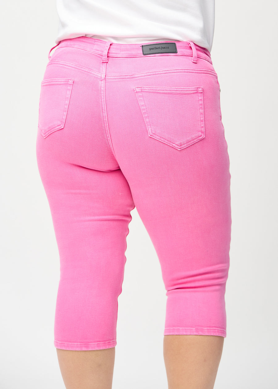 Skinnycapris för kvinnor i pastellrosa jeanstyg, färgen Flamingos. Närbild bakifrån på en plus size-modell, med fokus på fickor och sömmar.