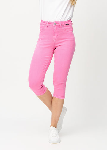 Skinnycapris för kvinnor i pastellrosa jeanstyg, färgen Flamingos. Framifrån på en modell, med åtsittande ben till strax under knät.