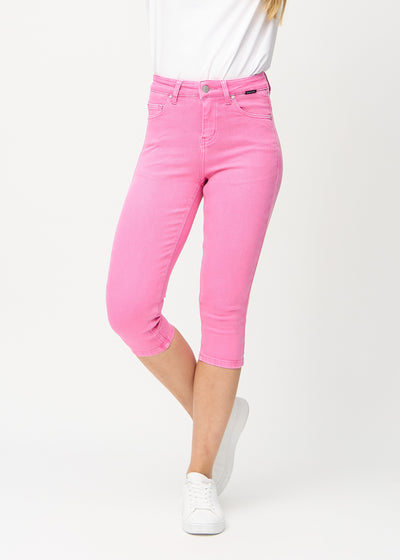 Skinnycapris för kvinnor i pastellrosa jeanstyg, färgen Flamingos. Framifrån på en modell, med åtsittande ben till strax under knät.