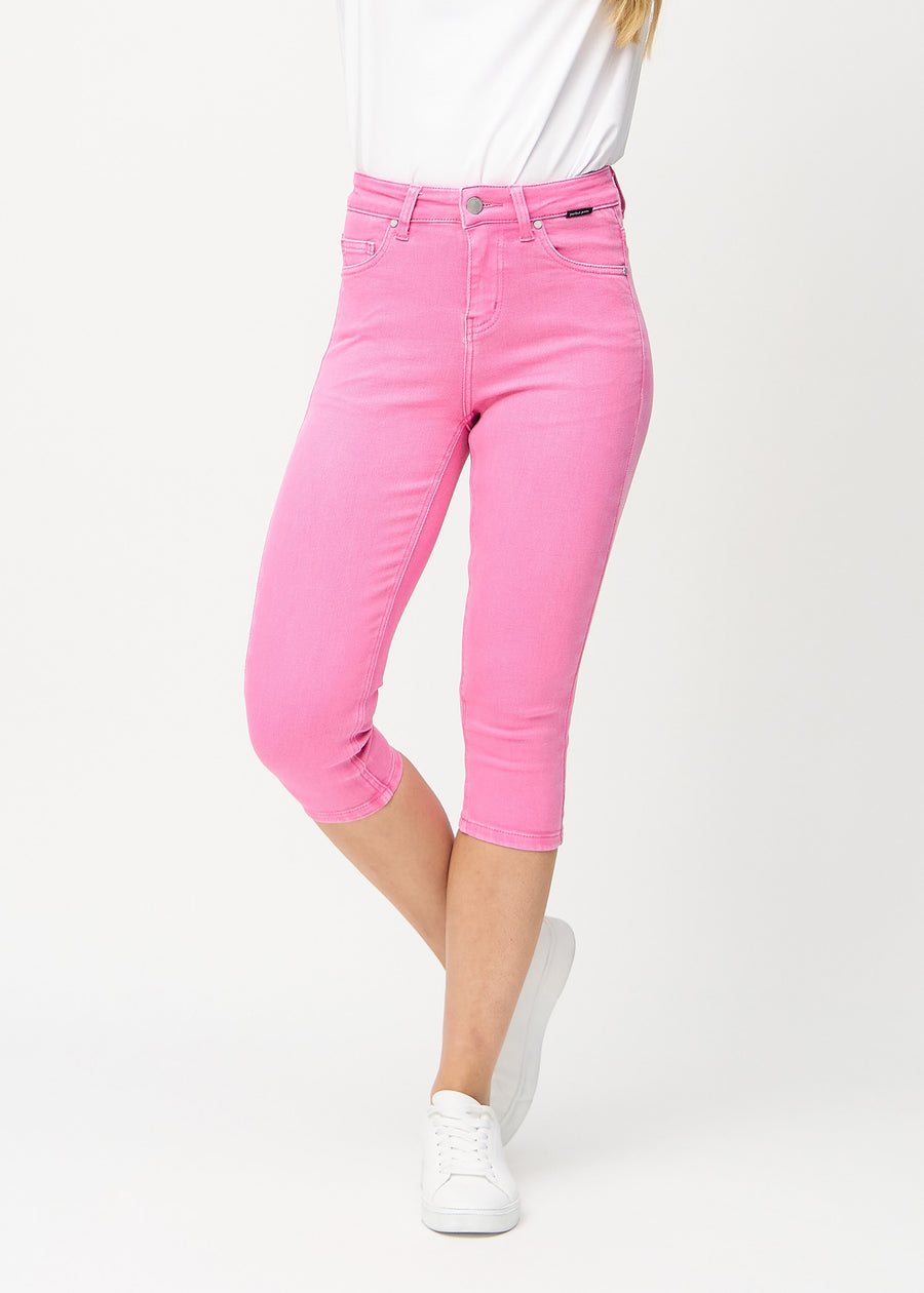 Skinnycapris för kvinnor i pastellrosa jeanstyg, färgen Flamingos. Framifrån på en modell, med åtsittande ben till strax under knät.