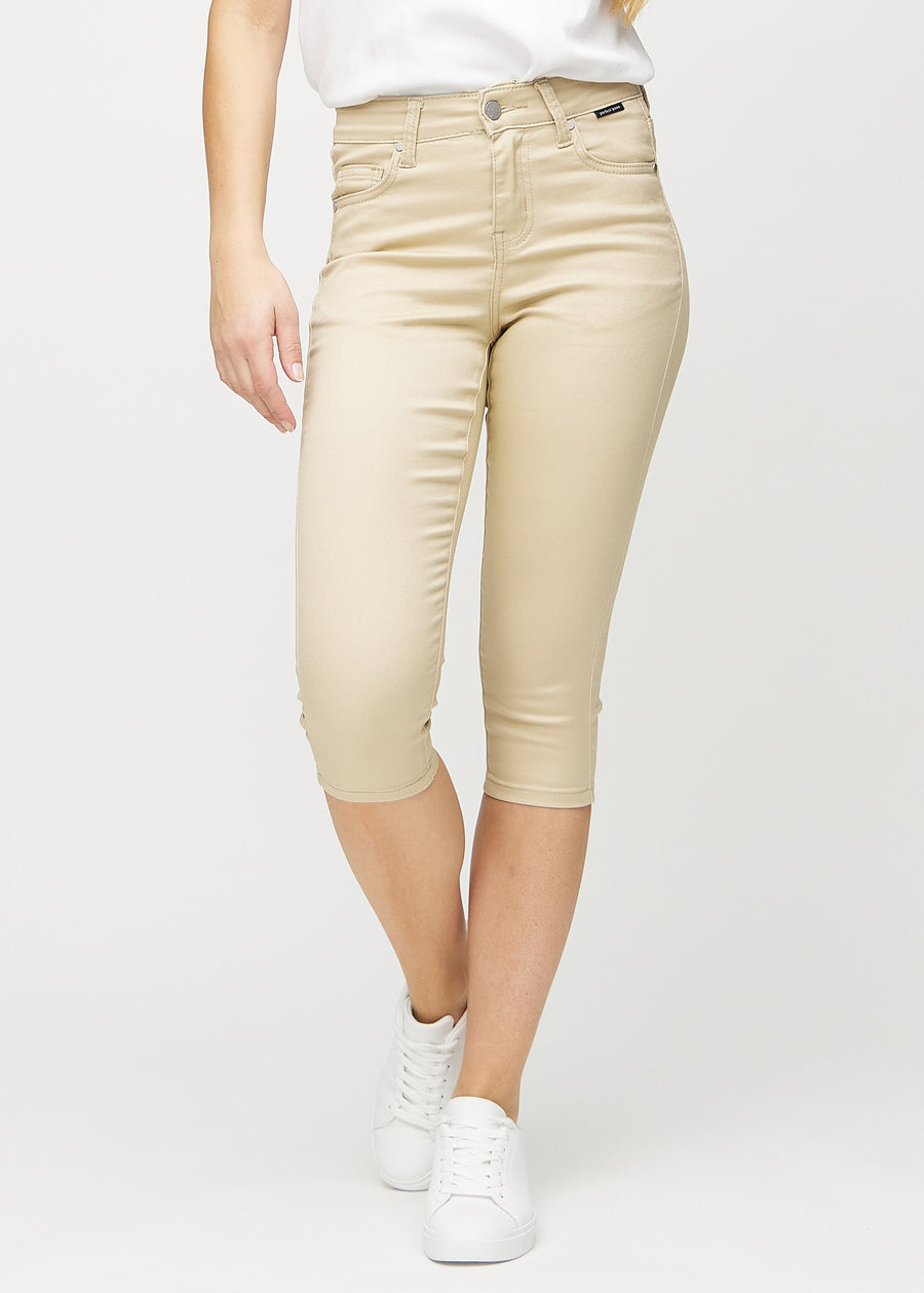 Skinnycapris för kvinnor i beige jeanstyg, färgen Gazelles. Framifrån på en modell, med åtsittande ben till strax under knät.