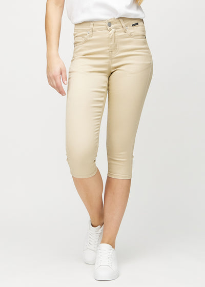 Skinnycapris för kvinnor i beige jeanstyg, färgen Gazelles. Framifrån på en modell, med åtsittande ben till strax under knät.