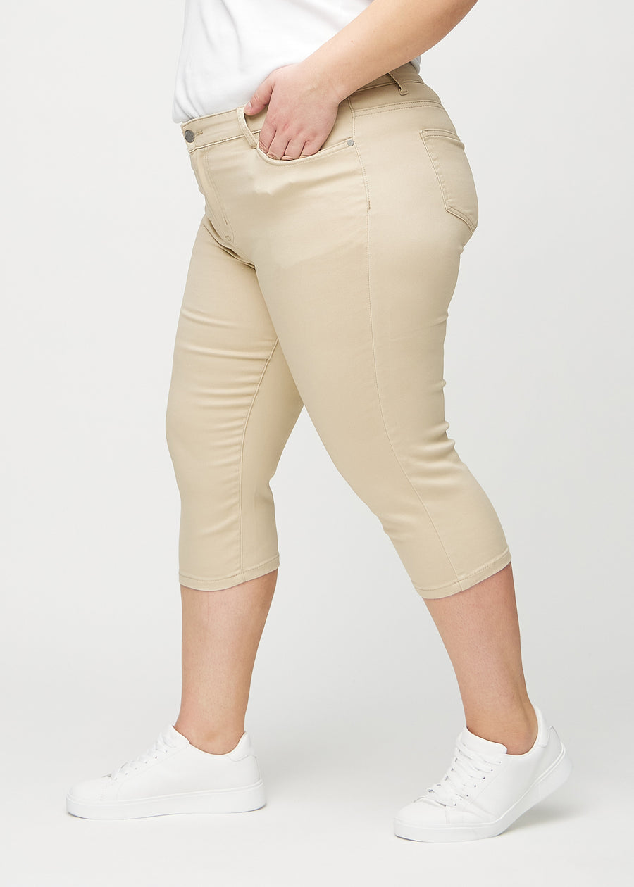 Skinnycapris för kvinnor i beige jeanstyg, färgen Gazelles. Från sidan på en plus size-modell, med åtsittande passform.
