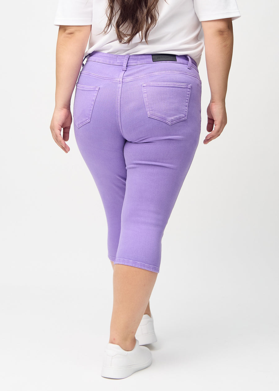Skinnycapris för kvinnor i pastellila jeanstyg, färgen Lavenders. Bakifrån på en plus size-modell, med fokus på passform och bakfickor.