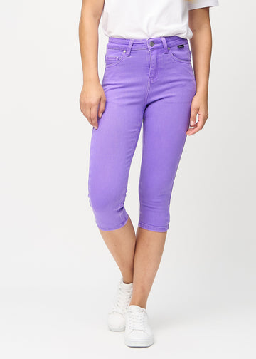 Skinnycapris för kvinnor i pastellila jeanstyg, färgen Lavenders. Framifrån på en modell, med åtsittande ben till strax under knät.