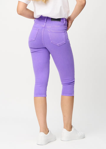 Skinnycapris för kvinnor i pastellila jeanstyg, färgen Lavenders. Bakifrån på en modell, med fokus på passform och bakfickor.