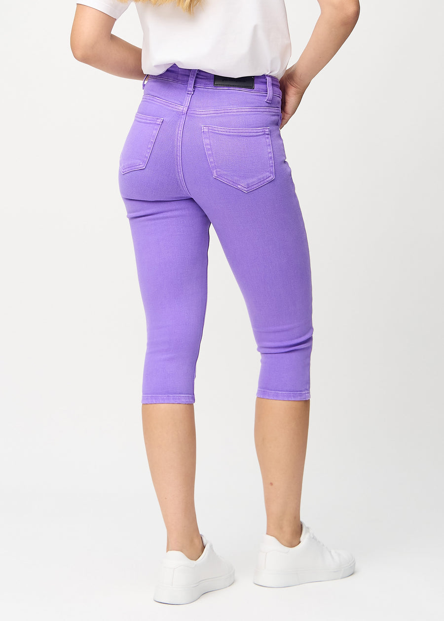 Skinnycapris för kvinnor i pastellila jeanstyg, färgen Lavenders. Bakifrån på en modell, med fokus på passform och bakfickor.