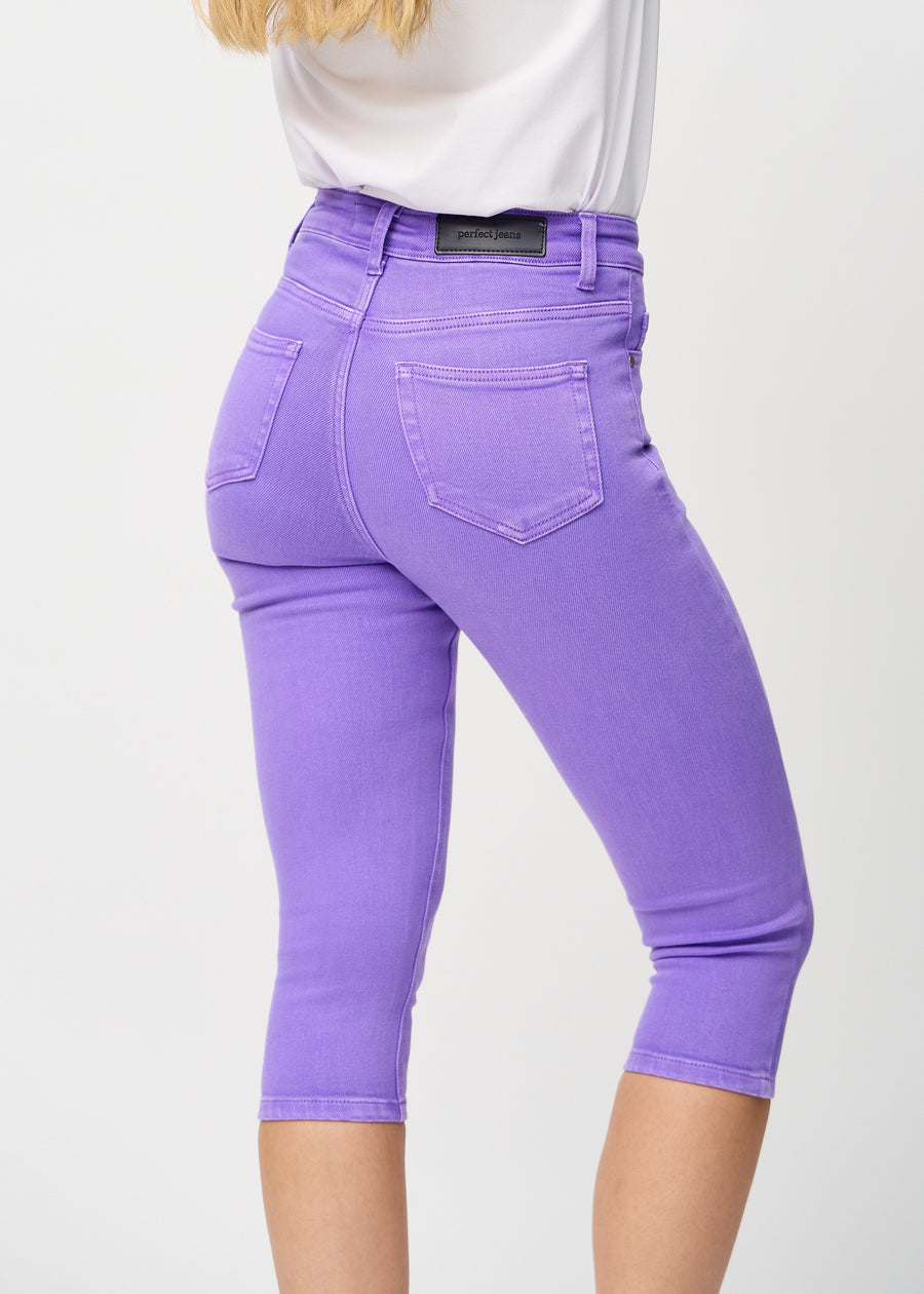 Skinnycapris för kvinnor i pastellila jeanstyg, färgen Lavenders. Närbild bakifrån på en modell, med fokus på fickor och sömmar.