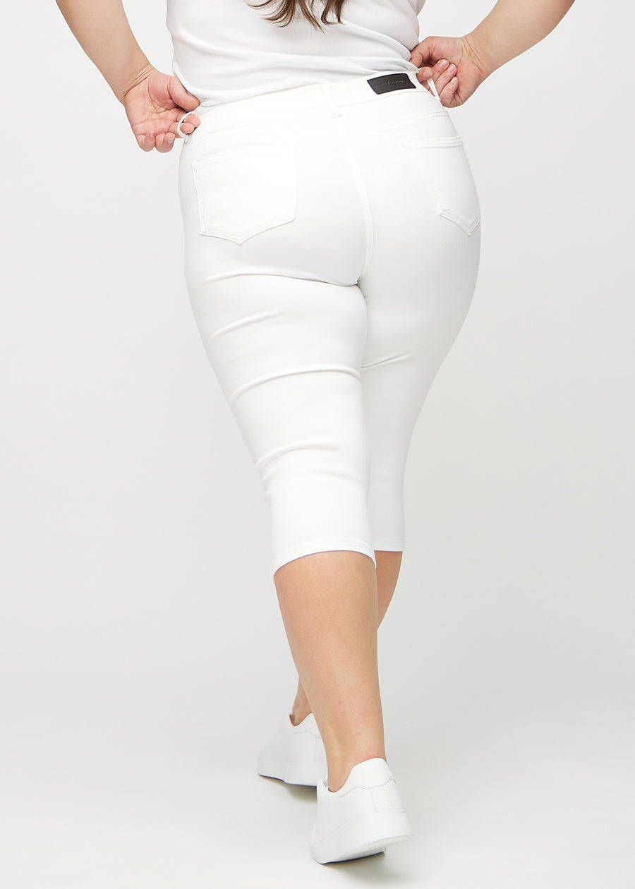 Skinnycapris för kvinnor i vitt jeanstyg, färgen Marguerites. Bakifrån på en plus size-modell, med fokus på passform och bakfickor.
