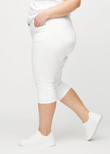 Skinnycapris för kvinnor i vitt jeanstyg, färgen Marguerites. Från sidan på en plus size-modell, med åtsittande passform.
