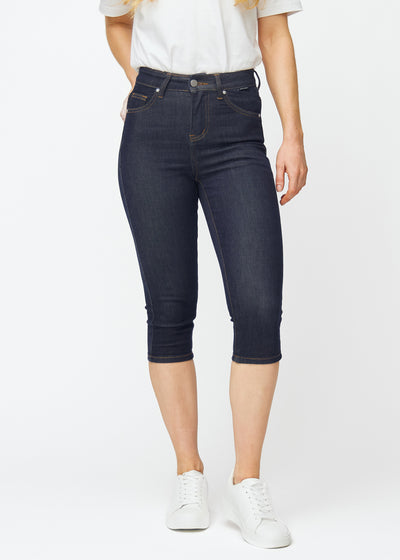 Mörkblå denim capris för dam i färgen Midnights med skinny passform som sitter tätt från höften till under knät, sett framifrån.