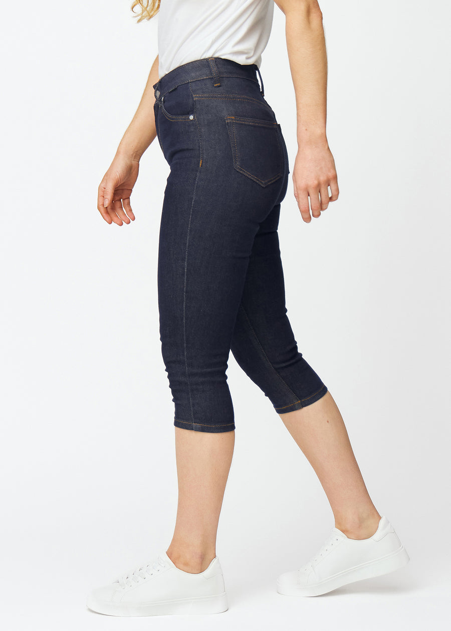 Mörkblå denim capris för dam i färgen Midnights med skinny passform sett från sidan på modell.