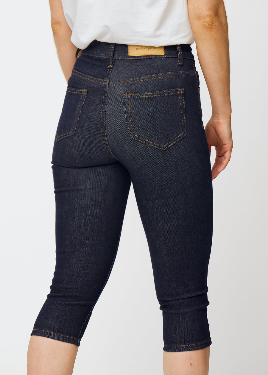 Mörkblå denim capris för dam i färgen Midnights sett bakifrån i närbild för att visa passform och detaljer.