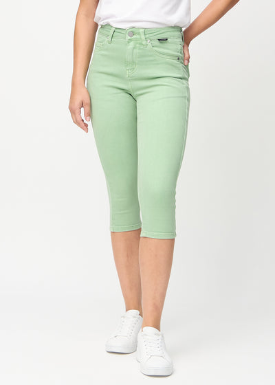 Skinnycapris för kvinnor i pastellgrönt jeanstyg, färgen Mints. Framifrån på en modell, med åtsittande ben till strax under knät.