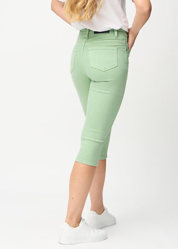 Skinnycapris för kvinnor i pastellgrönt jeanstyg, färgen Mints. Bakifrån på en modell, med fokus på passform och bakfickor.
