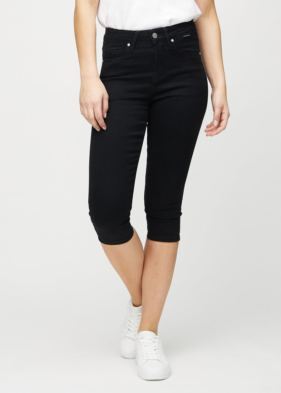 Svarta skinny capris, modellnamn Ravens, som sitter tätt längs benet och slutar precis under knät, framifrån.