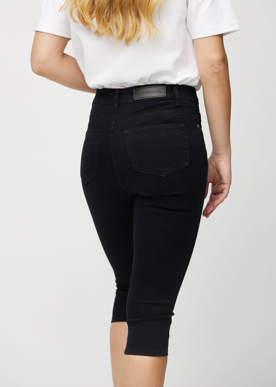 Svarta skinny capris sedda bakifrån i närbild för att visa detaljer.