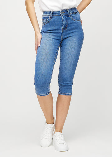 Denim skinny capris, modellnamn Rivers, som sitter tätt längs benet och slutar precis under knät, sedd framifrån.