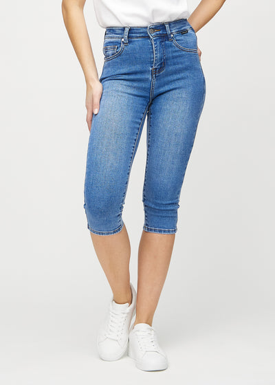 Denim skinny capris, modellnamn Rivers, som sitter tätt längs benet och slutar precis under knät, sedd framifrån.