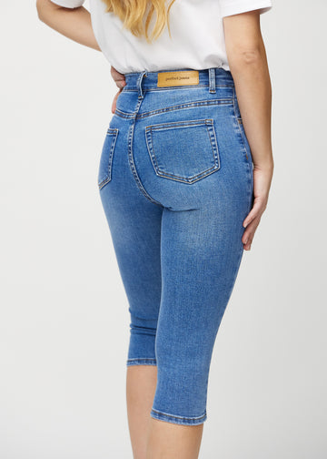 Denim skinny capris sedd bakifrån i närbild för att visa detaljer.