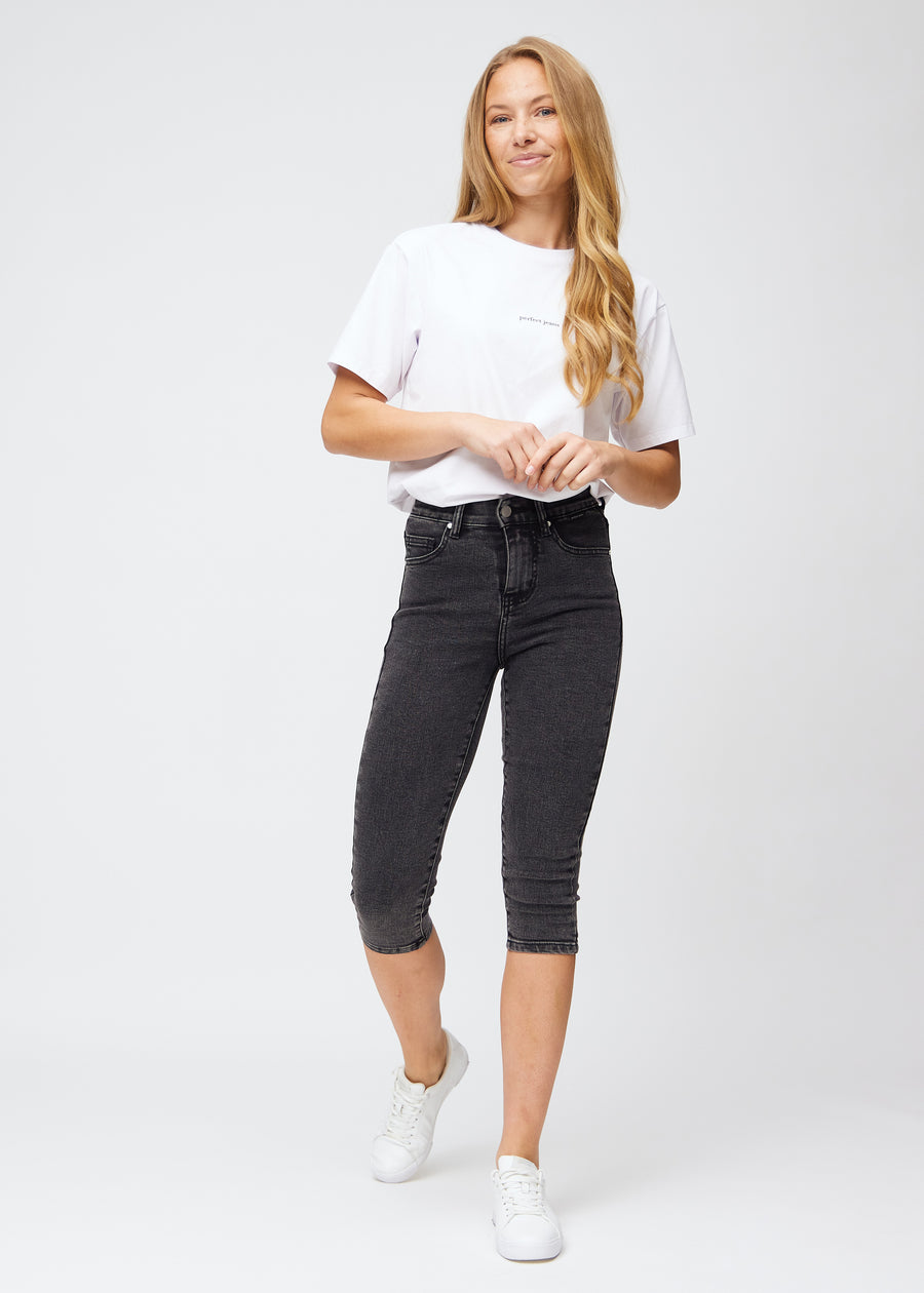 Skinnycapris för kvinnor i mörkgrå denim, färgen Shadows. Helbild av en modell som bär capris.