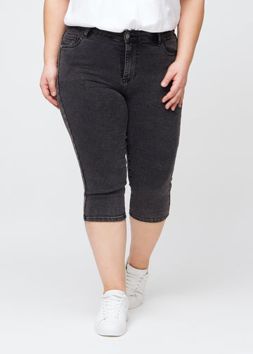 Kvinna i mörkgrå Shadows denimcapris i skinny fit från Perfect Jeans.