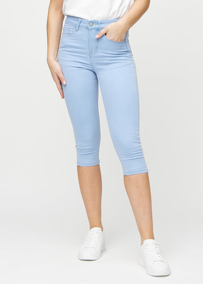 Ljusblå skinny capris, modellnamn Skies, som sitter tätt mot benet och slutar precis under knät, sett framifrån.