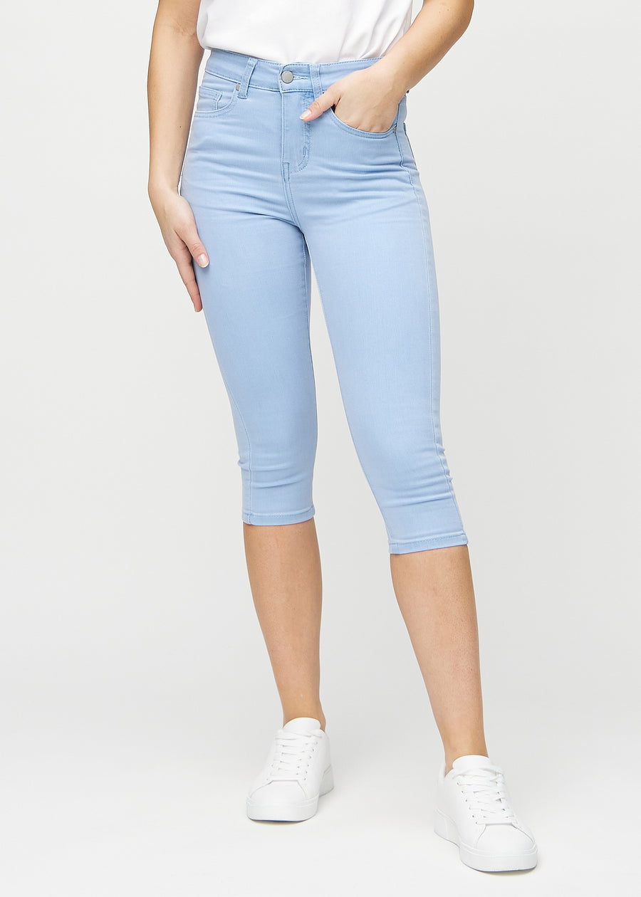 Ljusblå skinny capris, modellnamn Skies, som sitter tätt mot benet och slutar precis under knät, sett framifrån.